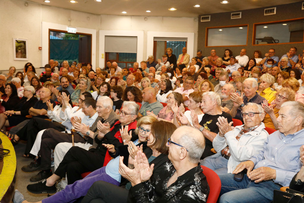 קהל באירוע לציון יום השנה הראשון למותו של יצחק נוי ומתן פרס עריכה והגשה רדיופונית ליגאל בוטון