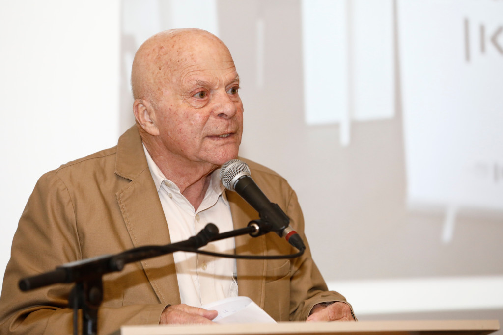 יגאל בוטון מודה על קבלת הפרס